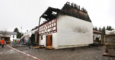 Oelkofen: Brand eines Fachwerkgebaeudes - Tagbilder