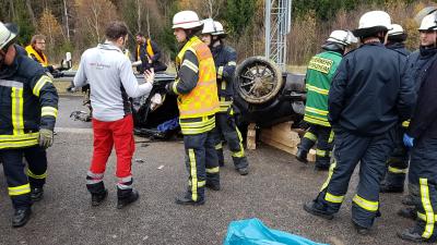 Heimsheim: schwerer Verkehrsunfall, Pkw auf Dach - 1 Person Lebensgefaehrlich Verletzt