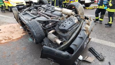 Heimsheim: schwerer Verkehrsunfall, Pkw auf Dach - 1 Person Lebensgefaehrlich Verletzt