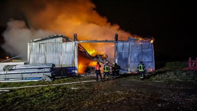 Stuttgart-Plieningen: Lagerhalle brennt komplett nieder