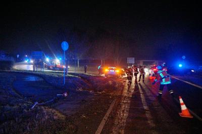 Schlierbach: Mitfahrerin in Pkw verletzt sich schwer - Autofahrer zu schnell in eine Kurve fuhr