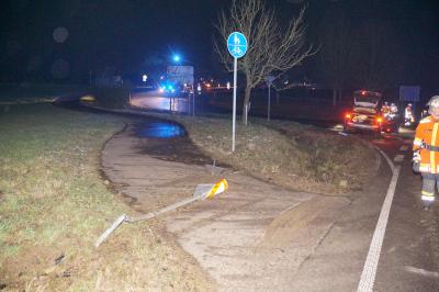 Schlierbach: Mitfahrerin in Pkw verletzt sich schwer - Autofahrer zu schnell in eine Kurve fuhr