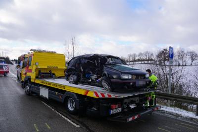 Laichingen: Hefftiger Crash auf der L1230 - 22-Jaehriger in Lebensgefahr
