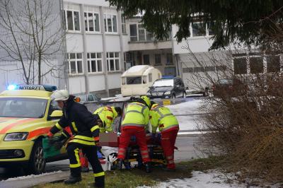 Wiesensteig: 38-Jaehriger uebersieht vorfahrtsberechtigtes Auto - 75-Jaehrige schwer verletzt