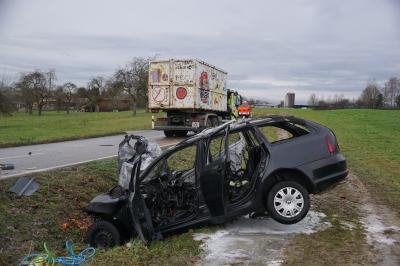 Uhingen:Toedlicher Verkehrsunfall - PKW prallt gegen LKW