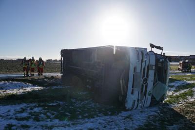 Stubersheim: LKW kommt durch Glatteis und Sturm von Fahrbahn ab