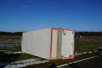 Stubersheim: LKW kommt durch Glatteis und Sturm von Fahrbahn ab