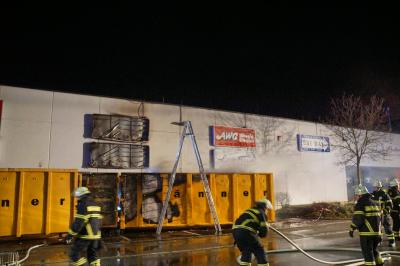 Zell unter Aichelberg: Containerbrand vor Supermarkt - Feuerwehr verhindert Uebergreifen