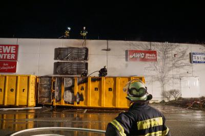 Zell unter Aichelberg: Containerbrand vor Supermarkt - Feuerwehr verhindert Uebergreifen
