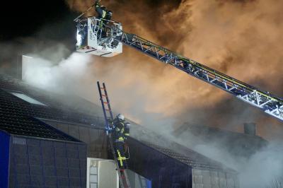 Kirchheim Teck: Schuppen neben Gebaeude brennt nieder - Flammen greifen auf Gebaeude ueber