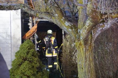 Kirchheim Teck: Schuppen neben Gebaeude brennt nieder - Flammen greifen auf Gebaeude ueber