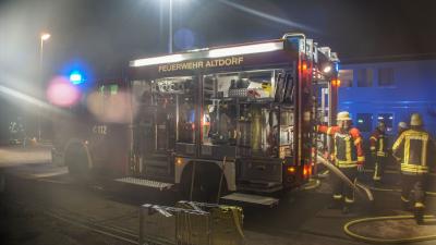 Altdorf: Zwei PKW brennen vollstaendig aus.