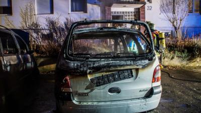 Altdorf: Zwei PKW brennen vollstaendig aus.