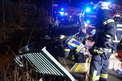 Goeppingen: PKW kommt von Fahrbahn ab und Prallt gegen ein Gelaender - Drahtseil rettet ihm das Leben
