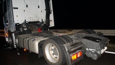 Renningen:Lkw verliert Haenger - Dieser kracht in Gegenverkehr