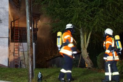 Neuweiler-Oberkollwangen: Dachstuhlvollbrand im Mehrfamilienhaus fordert mehrere Verletzte darunter 1 Tote Person