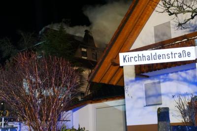 Neuweiler-Oberkollwangen: Dachstuhlvollbrand im Mehrfamilienhaus fordert mehrere Verletzte darunter 1 Tote Person