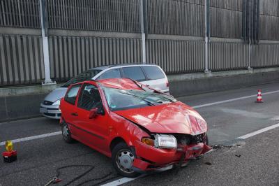 Ebersbach B10: PKW prallt gegen Leitplanke und ueberschlaegt sich