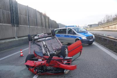 Ebersbach B10: PKW prallt gegen Leitplanke und ueberschlaegt sich