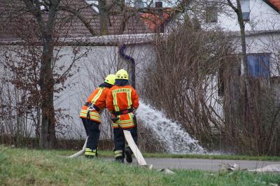 Hattenhofen: PKW kommt von Fahrbahn ab und landet auf dem Dach - 100.000  Euro Schaden
