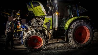 Maichingen: Traktor uebersieht Transporter