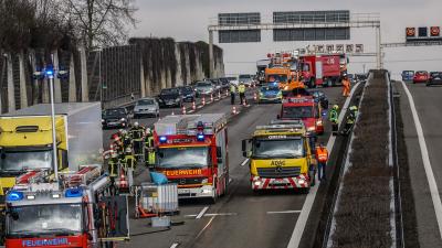 Korntal-Muenchingen:  Unfall mit LKW und zwei PKW - Dieseltank aufgerissen