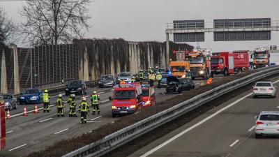 Korntal-Muenchingen:  Unfall mit LKW und zwei PKW - Dieseltank aufgerissen