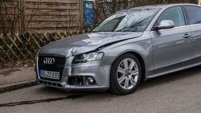 Sindelfingen: PKW rast in Garage