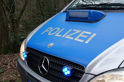 Pforzheim: Verkehrsunfall Pkw gegen Baum fordert eine Verletzte Person