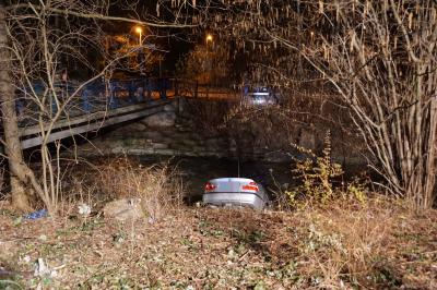 Kirchheim - Oetlingen: 19-Jaehriger legt den falschen Gang ein und landet mit seinem PKW im Fluss
