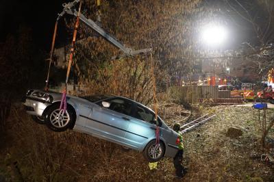 Kirchheim - Oetlingen: 19-Jaehriger legt den falschen Gang ein und landet mit seinem PKW im Fluss
