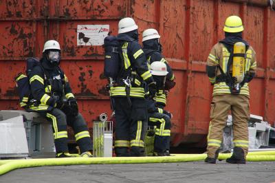 Illingen: Brand einer Filteranlage fuehrt zu einem Grosseinsatz der Feuerwehr