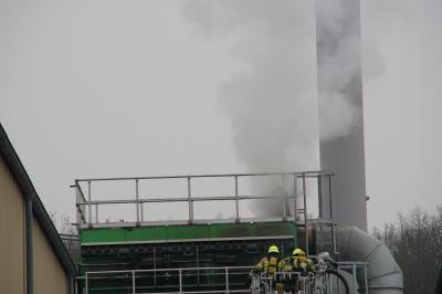 Illingen: Brand einer Filteranlage fuehrt zu einem Grosseinsatz der Feuerwehr