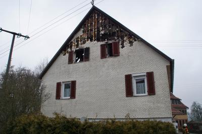 Altensteig-Garrweiler: Dachstuhlvollbrand fuehrt zu einem Grosseinsatz der Feuerwehren