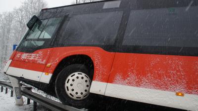 Leonberg-Warmbronn: Bus rutscht auf schneeglatter Fahrbahn in Graben - aufwendige Bergung