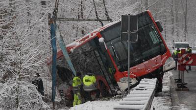 Leonberg-Warmbronn: Bus rutscht auf schneeglatter Fahrbahn in Graben - aufwendige Bergung