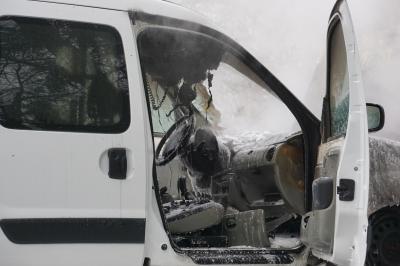 Albershausen: PKW brennt auf der B297