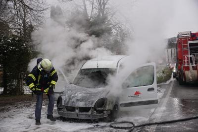 Albershausen: PKW brennt auf der B297