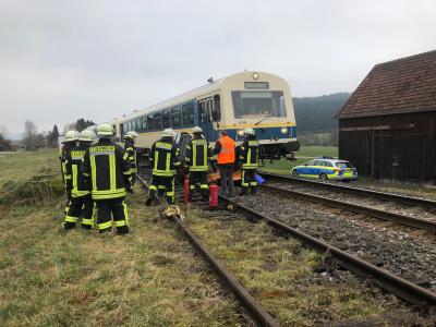 Rudersberg: Zug kollidiert mit Gemeindefahrzeug - Fahrer schwerst verletzt
