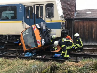 Rudersberg: Zug kollidiert mit Gemeindefahrzeug - Fahrer schwerst verletzt