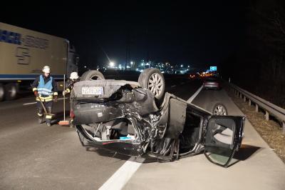 Kirchheim Teck: Schwerer Verkehrsunfall auf der A8 - Rettungsgasse erschwert Einsatzkraefte