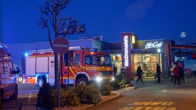 Leonberg: Fuenfzehn Personen nach unbekanntem Geruch in Fastfood Restaurant betroffen.