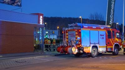 Leonberg: Fuenfzehn Personen nach unbekanntem Geruch in Fastfood Restaurant betroffen.