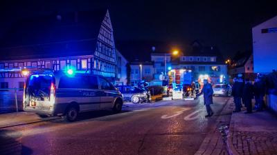 Boeblingen-Dagesheim: PKW kracht in Brueckengelaender.