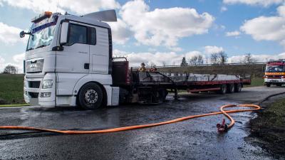 Rutesheim: LKW Brand auf der Autobahn bei Rutesheim