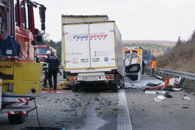 Wimsheim: schwerer Verkehrsunfall zwischen Lkw und Kleinlaster - Fahrer toedlich Verletzt