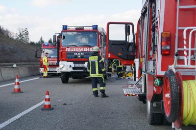 Wimsheim: schwerer Verkehrsunfall zwischen Lkw und Kleinlaster - Fahrer toedlich Verletzt