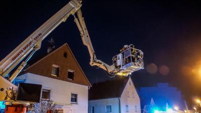 Ehningen: Die Feuerwehr uebt in einem leer stehenden Haus den Ernstfall