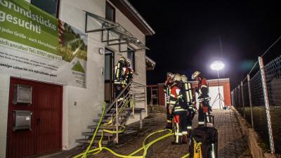 Ehningen: Die Feuerwehr uebt in einem leer stehenden Haus den Ernstfall
