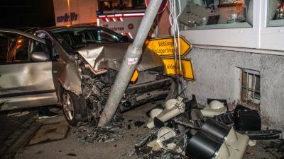 Schoenaich: Kreuzungschrash fordert drei Verletzte und eine kaputte Ampel